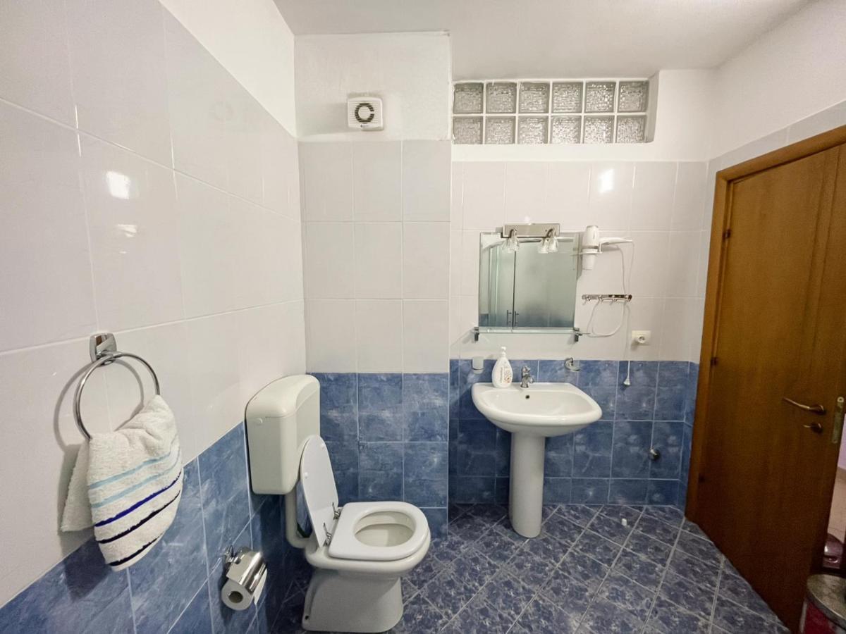 Coastal Retreat - Beach Apartment Vlorë Buitenkant foto